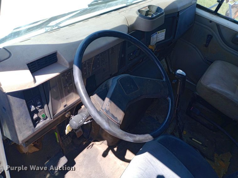 image for item DP1209 2001 International 2674 vacuum truck