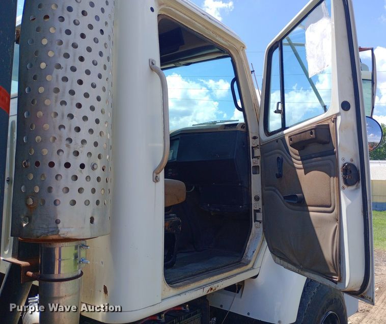 image for item DP1209 2001 International 2674 vacuum truck