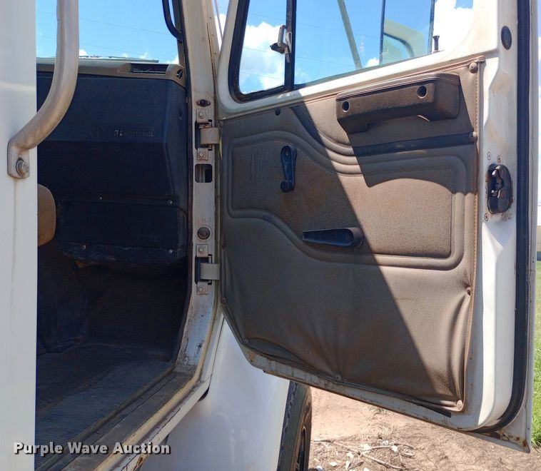 image for item DP1209 2001 International 2674 vacuum truck