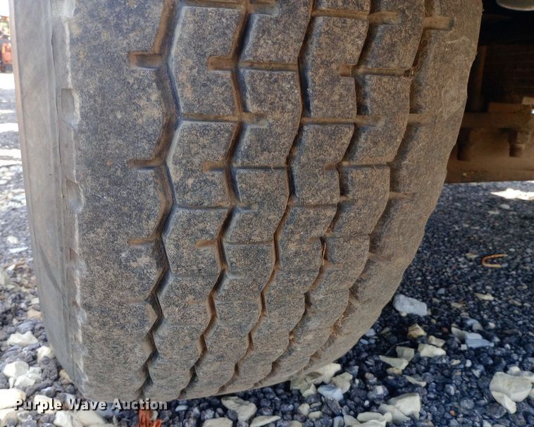 image for item DP1209 2001 International 2674 vacuum truck