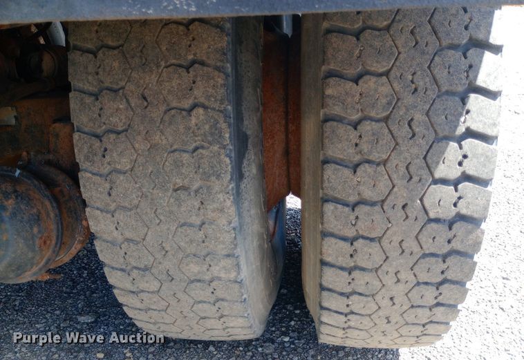 image for item DP1209 2001 International 2674 vacuum truck