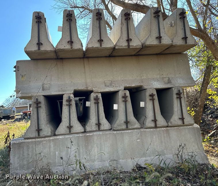 image for item DP6772 (25) concrete barriers