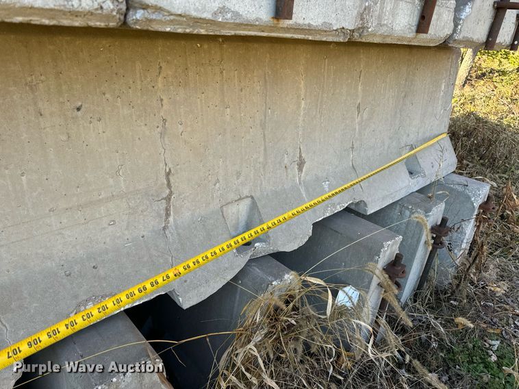image for item DP6772 (25) concrete barriers