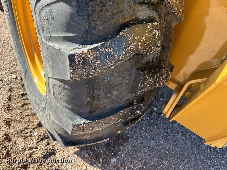 image for item DQ3160 1997 New Holland 575E backhoe