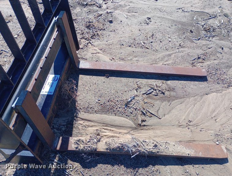 image for item DQ3163 John Deere skid steer forks