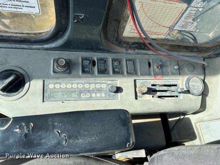 image for item DS3246 1996 Komatsu PC220LC-6 excavator