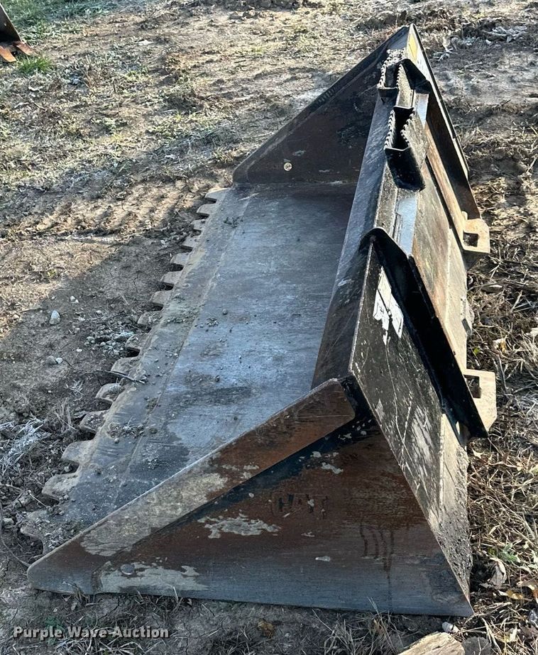 image for item DS3250 Caterpillar skid steer bucket