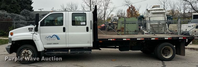 image for item DT2216 2007 GMC C5500 Crew Cab flatbed truck