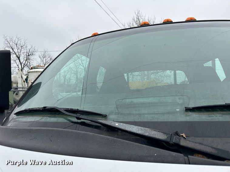 image for item DT2216 2007 GMC C5500 Crew Cab flatbed truck