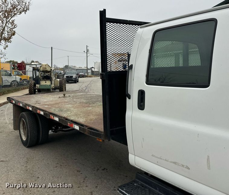 image for item DT2216 2007 GMC C5500 Crew Cab flatbed truck