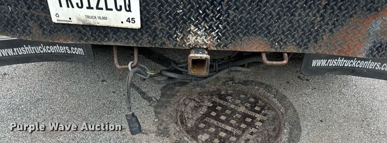 image for item DT2216 2007 GMC C5500 Crew Cab flatbed truck