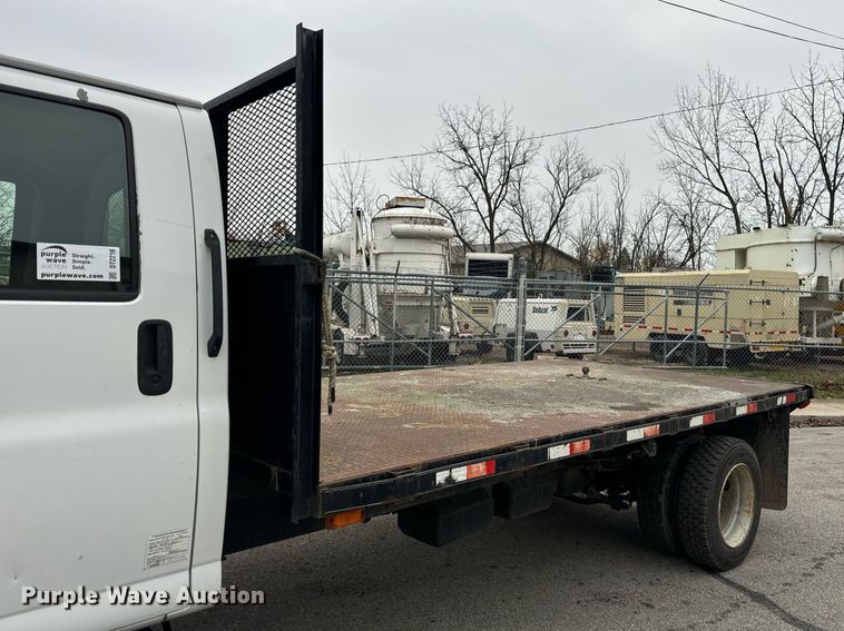image for item DT2216 2007 GMC C5500 Crew Cab flatbed truck