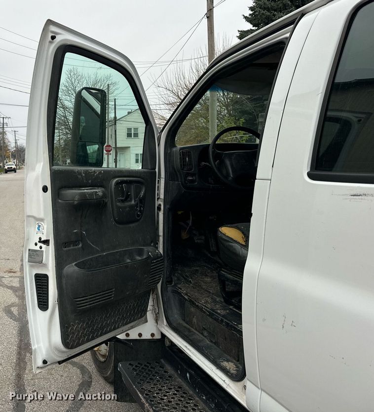 image for item DT2216 2007 GMC C5500 Crew Cab flatbed truck