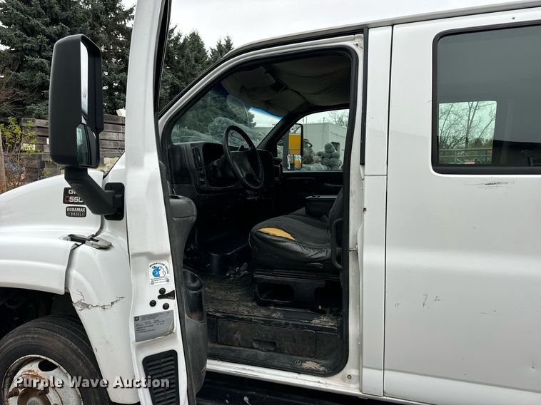 image for item DT2216 2007 GMC C5500 Crew Cab flatbed truck