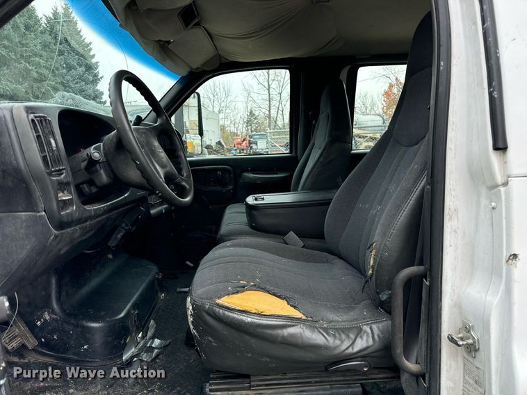 image for item DT2216 2007 GMC C5500 Crew Cab flatbed truck