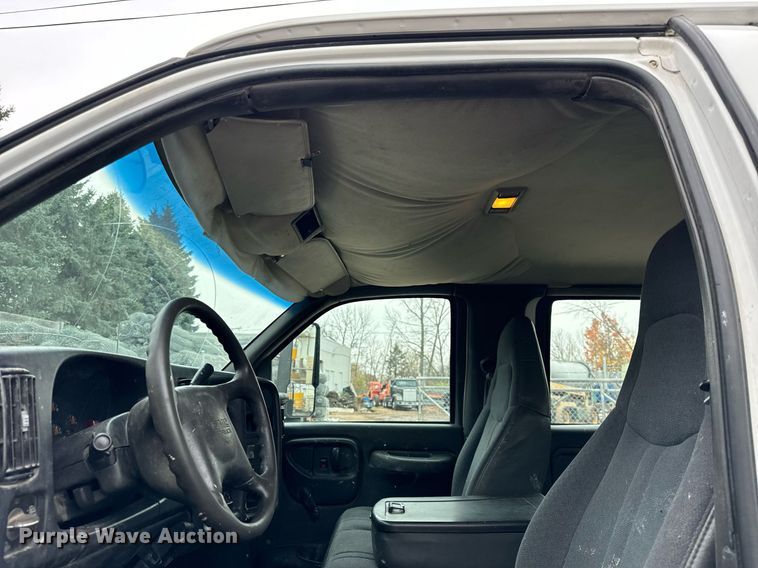 image for item DT2216 2007 GMC C5500 Crew Cab flatbed truck