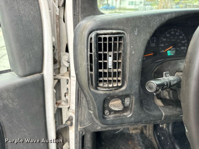 image for item DT2216 2007 GMC C5500 Crew Cab flatbed truck