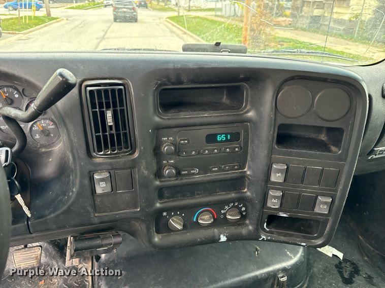 image for item DT2216 2007 GMC C5500 Crew Cab flatbed truck