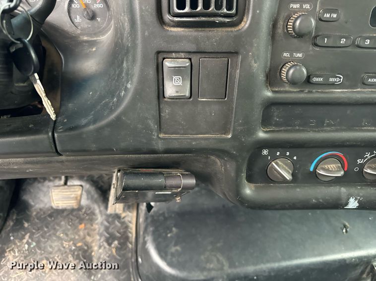 image for item DT2216 2007 GMC C5500 Crew Cab flatbed truck