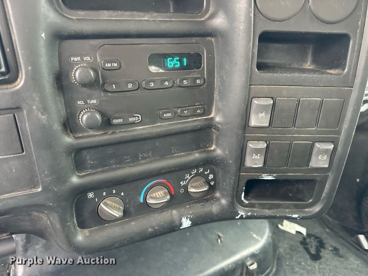 image for item DT2216 2007 GMC C5500 Crew Cab flatbed truck