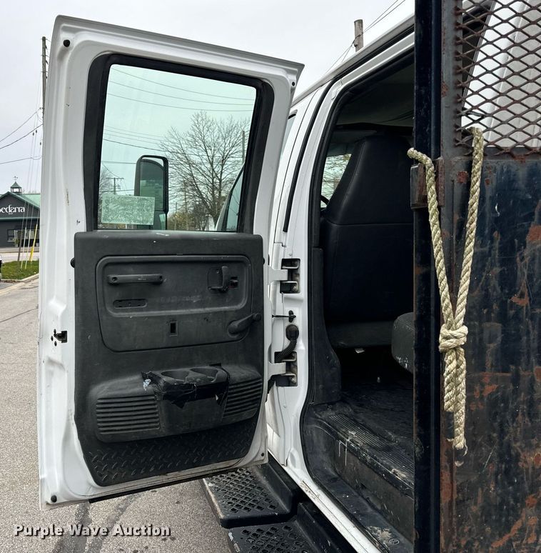 image for item DT2216 2007 GMC C5500 Crew Cab flatbed truck