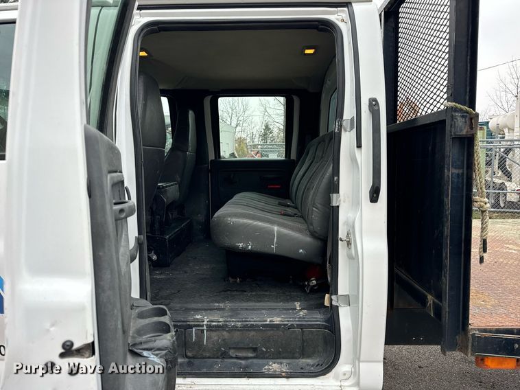 image for item DT2216 2007 GMC C5500 Crew Cab flatbed truck