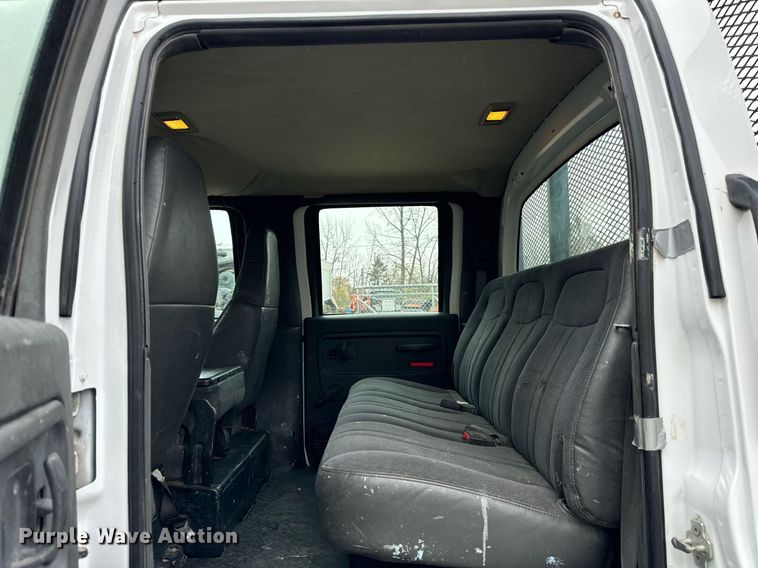 image for item DT2216 2007 GMC C5500 Crew Cab flatbed truck