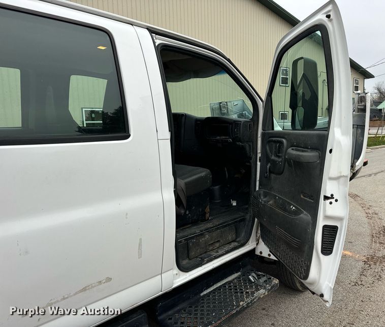 image for item DT2216 2007 GMC C5500 Crew Cab flatbed truck