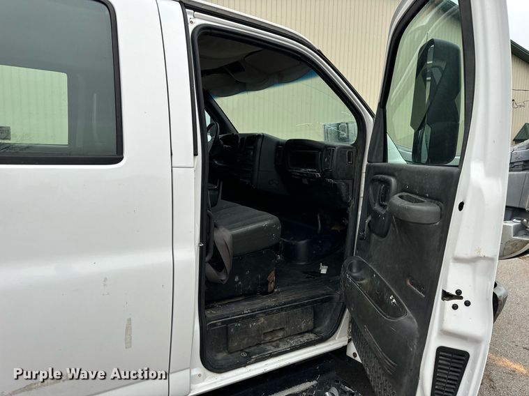 image for item DT2216 2007 GMC C5500 Crew Cab flatbed truck