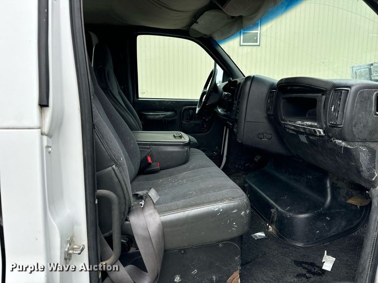 image for item DT2216 2007 GMC C5500 Crew Cab flatbed truck