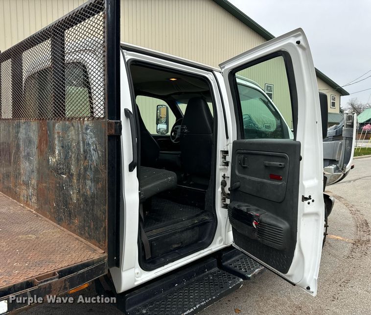 image for item DT2216 2007 GMC C5500 Crew Cab flatbed truck