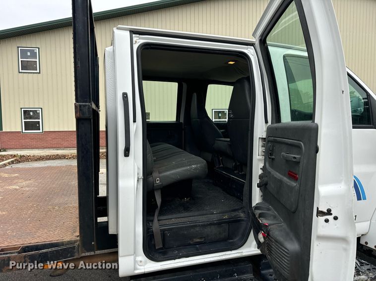 image for item DT2216 2007 GMC C5500 Crew Cab flatbed truck