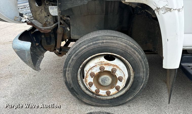 image for item DT2216 2007 GMC C5500 Crew Cab flatbed truck