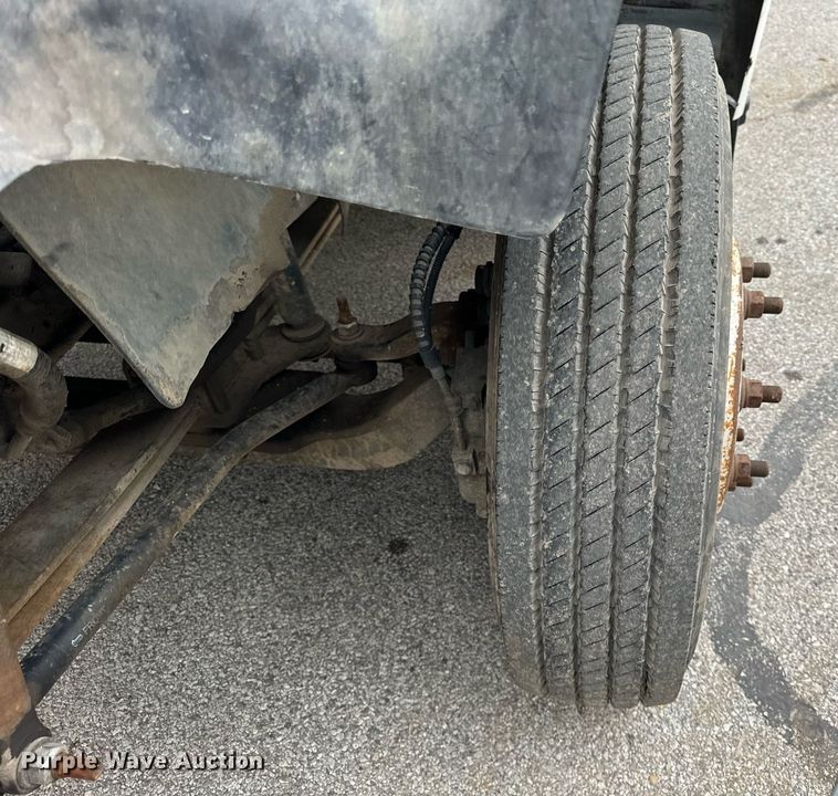 image for item DT2216 2007 GMC C5500 Crew Cab flatbed truck