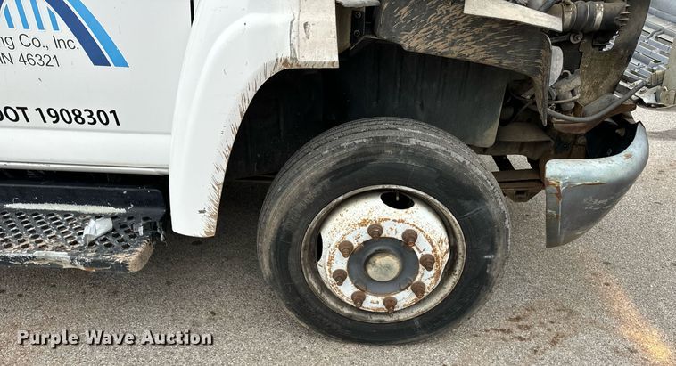 image for item DT2216 2007 GMC C5500 Crew Cab flatbed truck