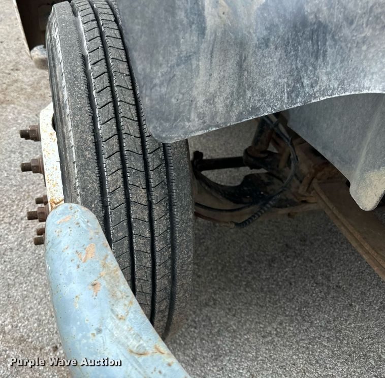 image for item DT2216 2007 GMC C5500 Crew Cab flatbed truck