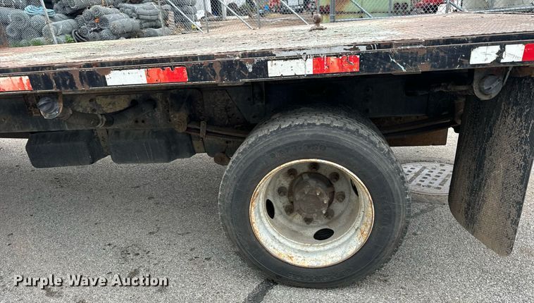 image for item DT2216 2007 GMC C5500 Crew Cab flatbed truck