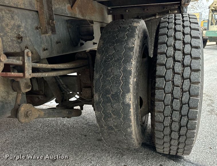 image for item DT2216 2007 GMC C5500 Crew Cab flatbed truck