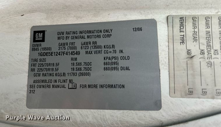 image for item DT2216 2007 GMC C5500 Crew Cab flatbed truck