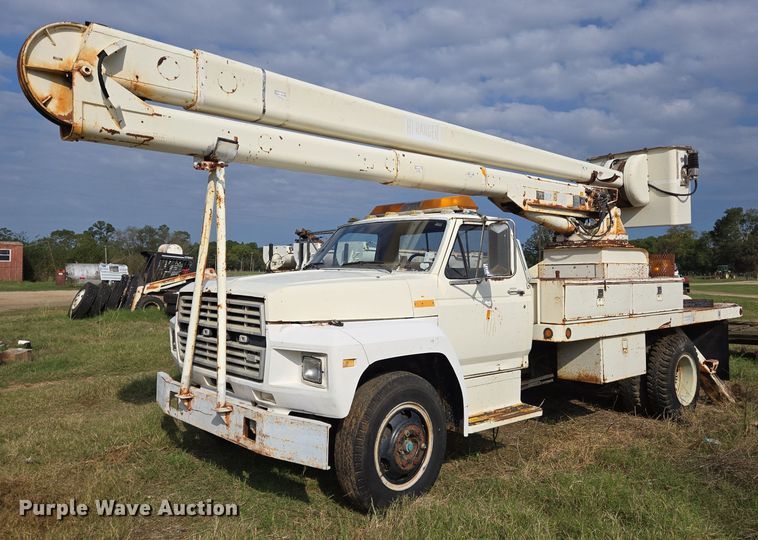 image for item DT5356 1982 Ford B700 bucket truck