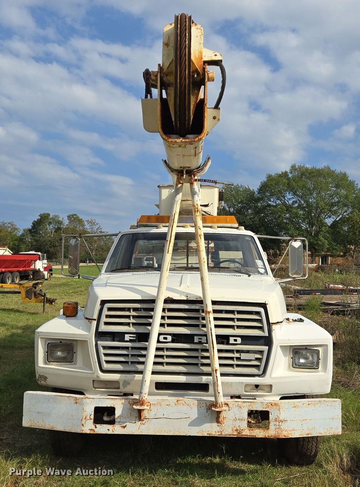 image for item DT5356 1982 Ford B700 bucket truck