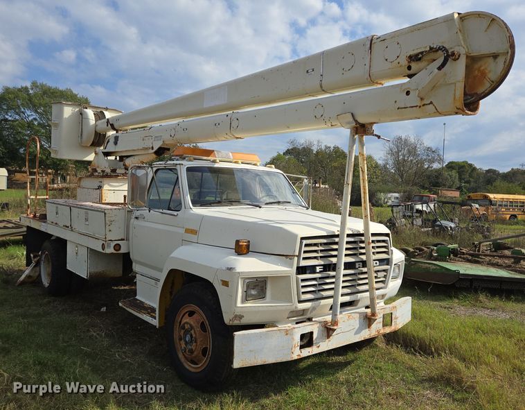 image for item DT5356 1982 Ford B700 bucket truck