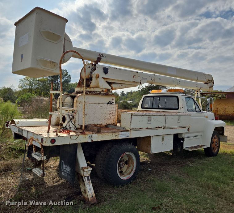 image for item DT5356 1982 Ford B700 bucket truck