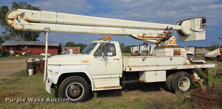 image for item DT5356 1982 Ford B700 bucket truck