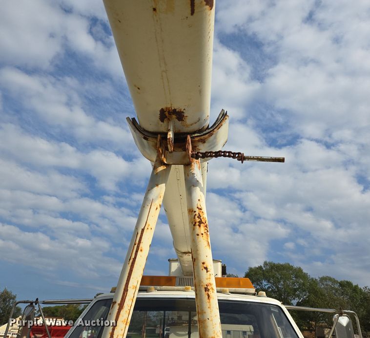 image for item DT5356 1982 Ford B700 bucket truck