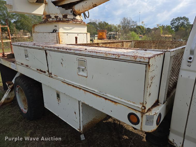 image for item DT5356 1982 Ford B700 bucket truck