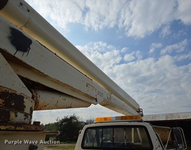 image for item DT5356 1982 Ford B700 bucket truck