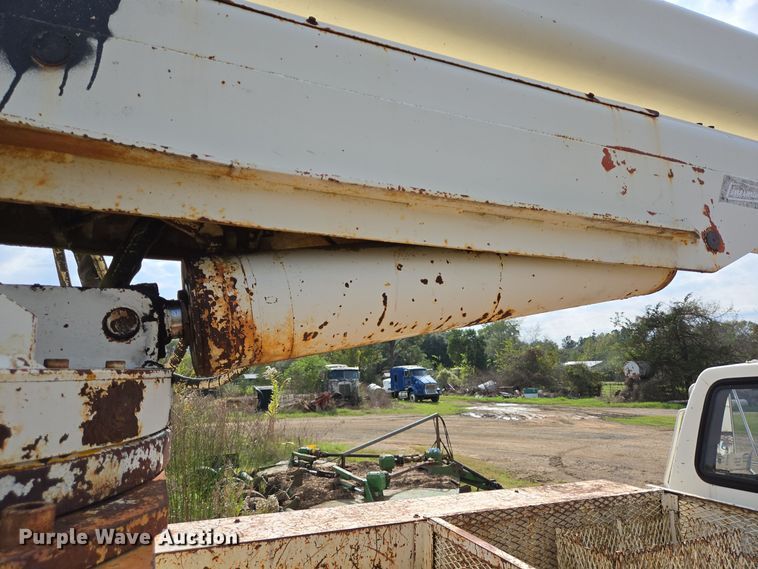 image for item DT5356 1982 Ford B700 bucket truck