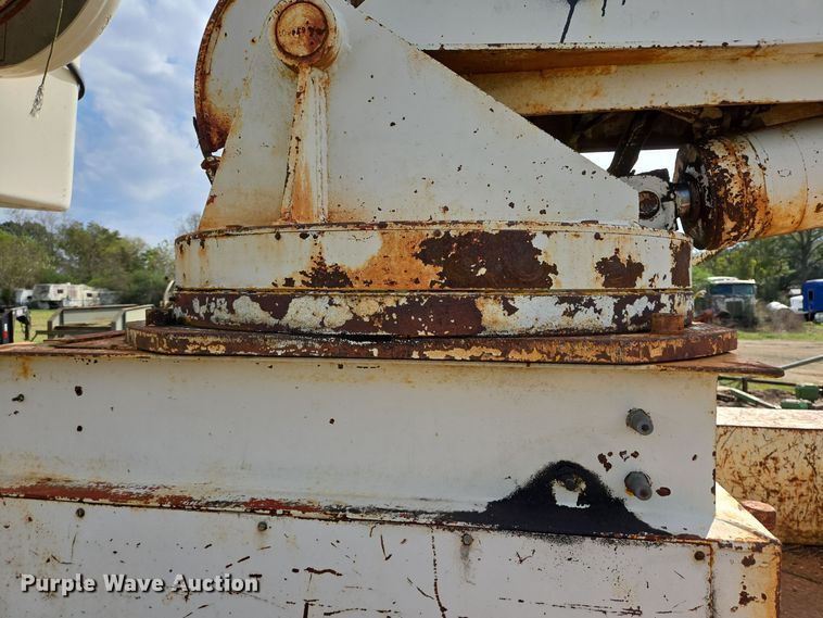 image for item DT5356 1982 Ford B700 bucket truck