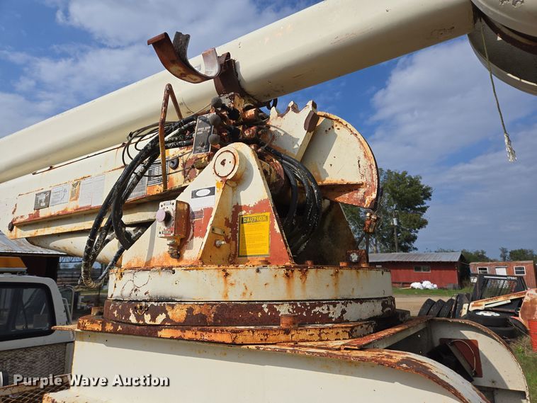 image for item DT5356 1982 Ford B700 bucket truck